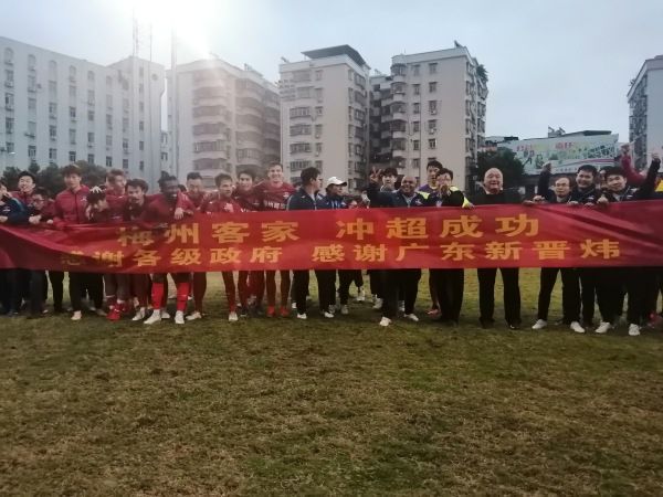 目前在英冠积分榜，斯旺西在24支球队中排在第17位。